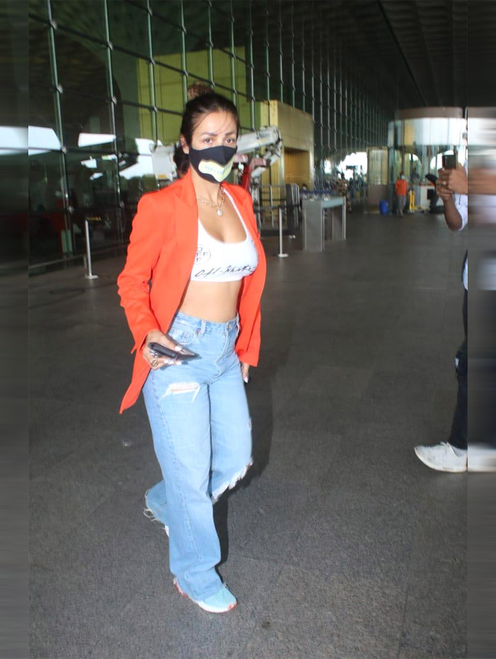 malaika arora ripped jeans look