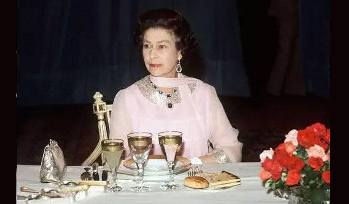 table-manners-in-royal-family-england