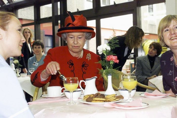 table-manners-in-royal-family-england