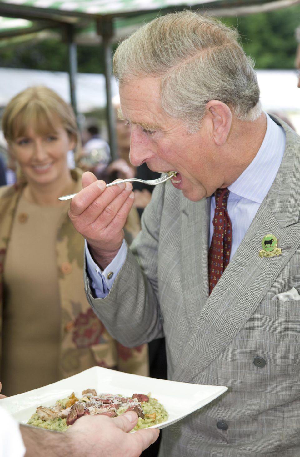 table-manners-in-royal-family-england