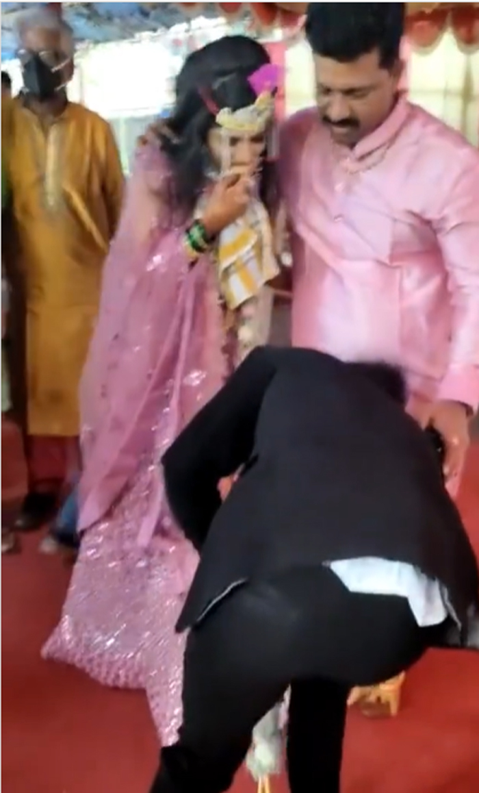 viral-video-bride-groom-touch-fathers-feet