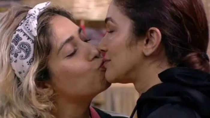 Neha Bhasin Ridhima Pandit kiss