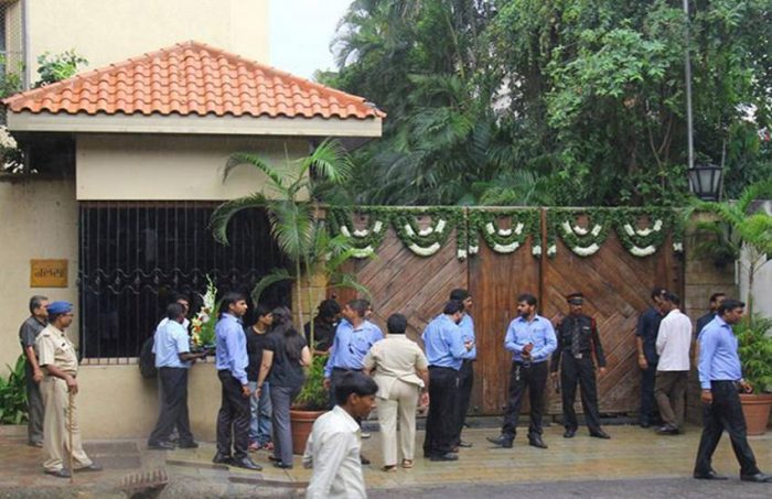 mumbai-police-gets-bomb-threat-call-at-3-railyway-station-and-amitabh-bachchan-bungalow