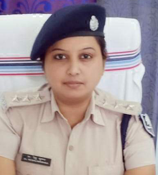 bihar-dsp-reshu-husband-wear-police-uniform-ips