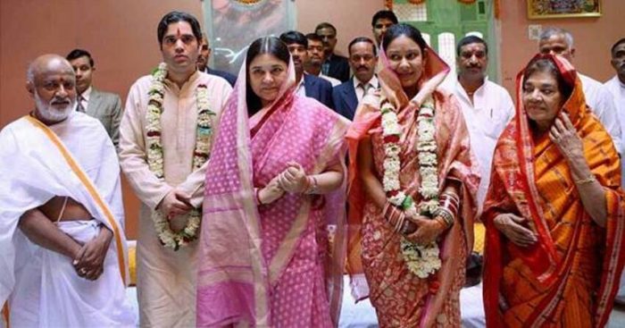 varun-gandhi family