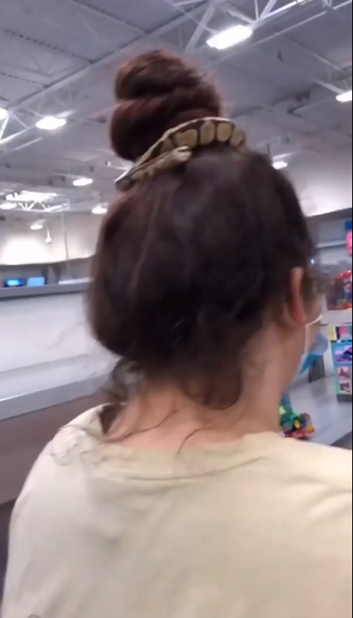 women-tie-a-hair-bun-with-snake-went-viral