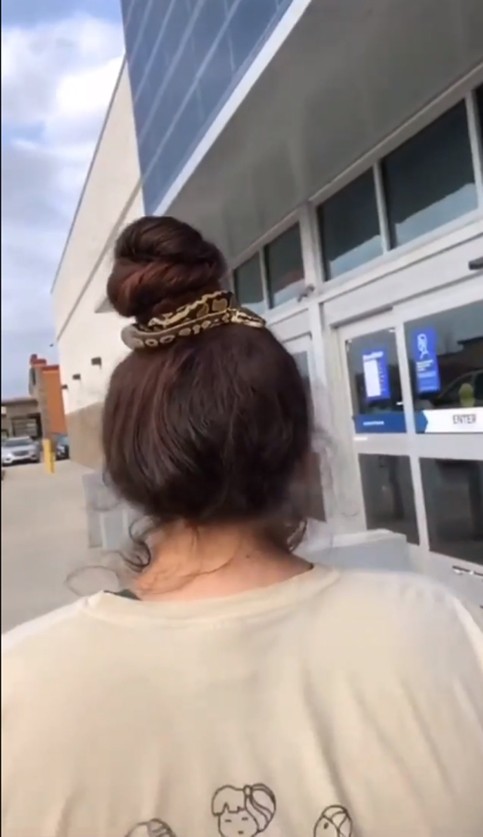 women-tie-a-hair-bun-with-snake-went-viral