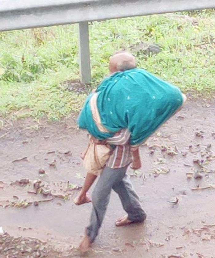 maharashtr-old-man-lost-wife-due-to-heavy-rain