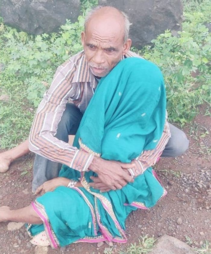 maharashtr-old-man-lost-wife-due-to-heavy-rain