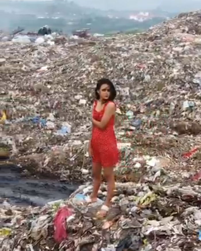 miss-jharkhand-model-surabhi-did-ramp-walk-on-a-garbage