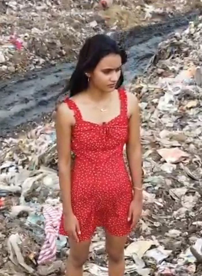 miss-jharkhand-model-surabhi-did-ramp-walk-on-a-garbage