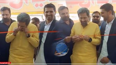 pakistan minister cutting ribbon from teeths