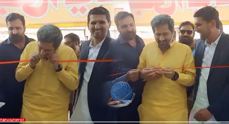 pakistan minister cutting ribbon from teeths