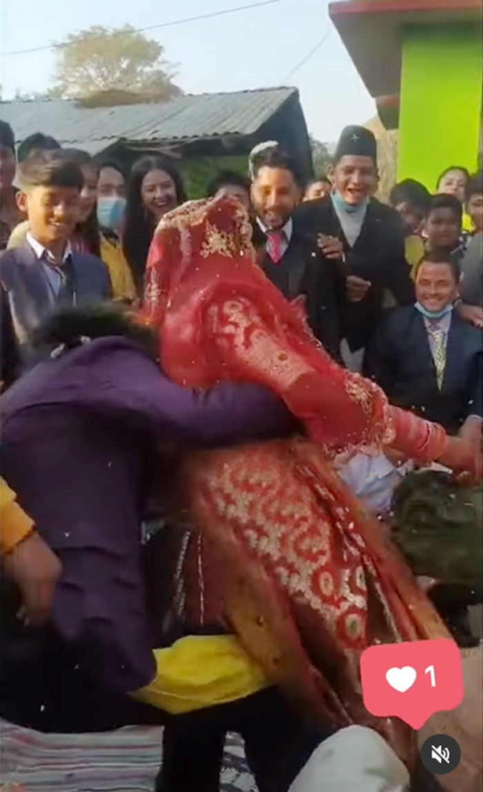 bride-groom-falls-during-marriage-rituals