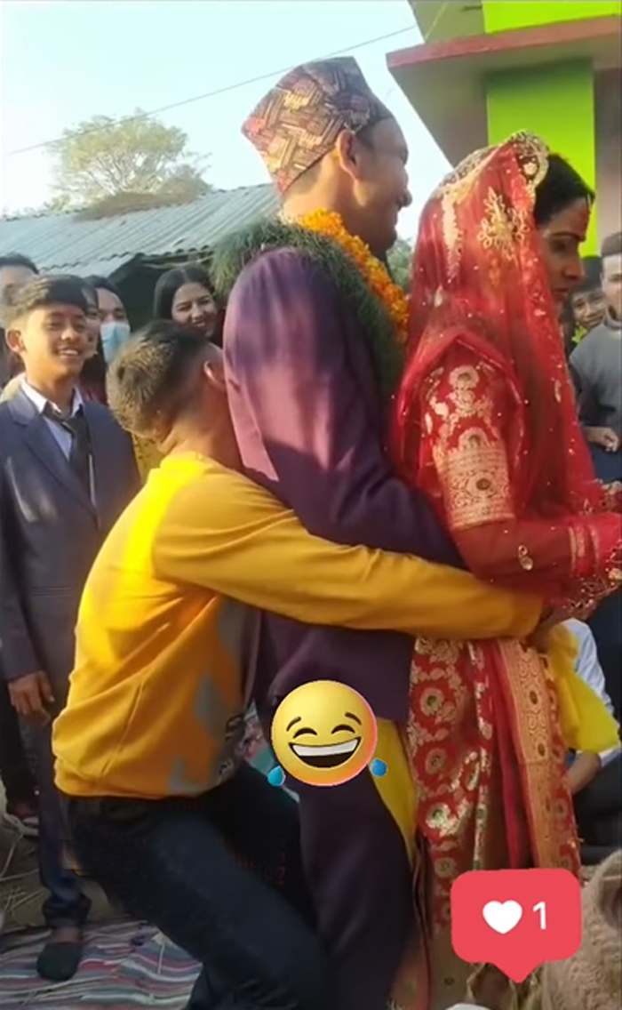 bride-groom-falls-during-marriage-rituals