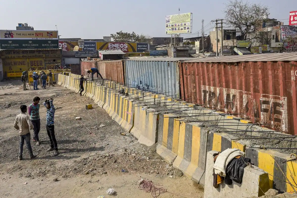 delhi police remove barricades from kisan aandolan