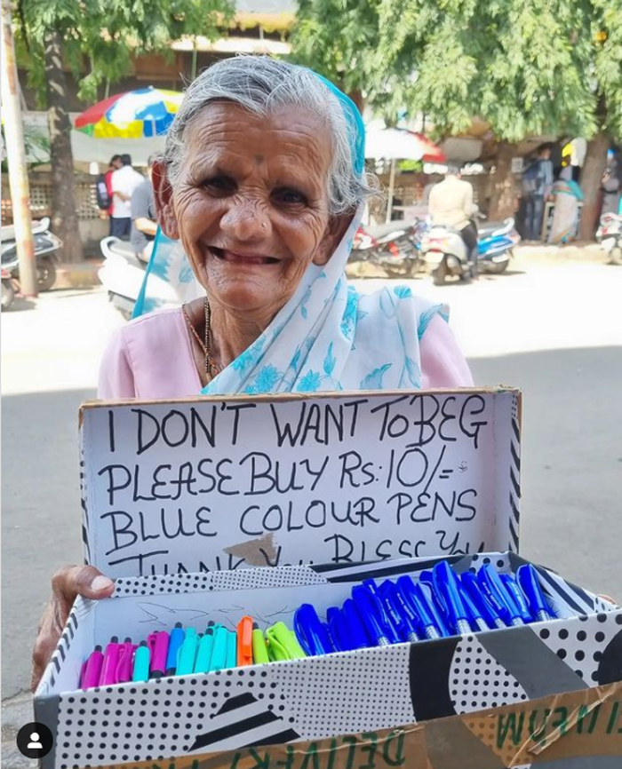 elderly-woman-refuses-to-beg-and-selling-pens-on-pune-street