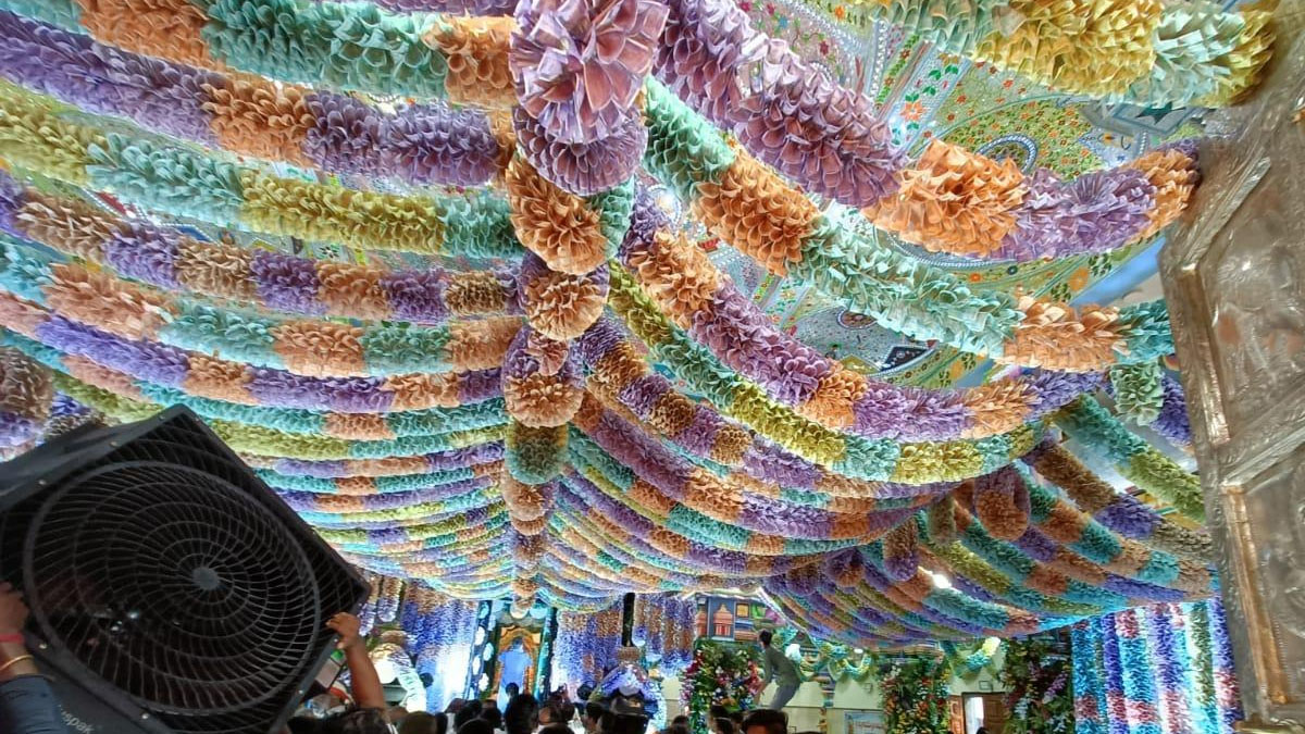 telangana-temples-decorated-with-note-currency-more-than-4-crore