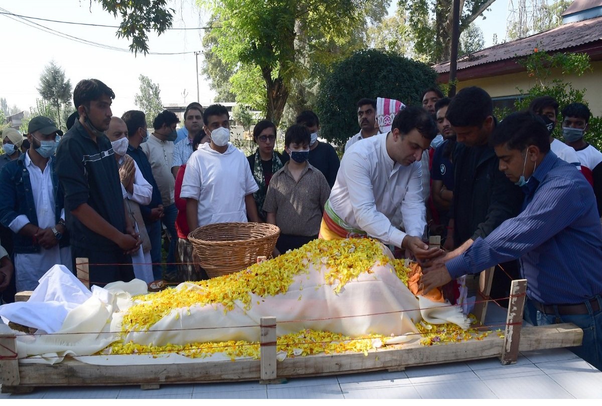 terrorists-can-kill-my-father-body-but-not-his-soul-says-daughter-of-kashmiri-pandit-makhan-lal-bindru
