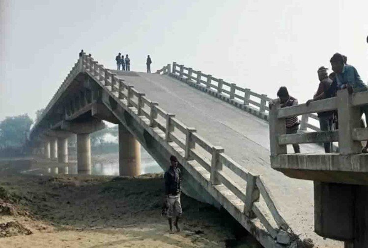 Broken bridge in Shahjahanpur