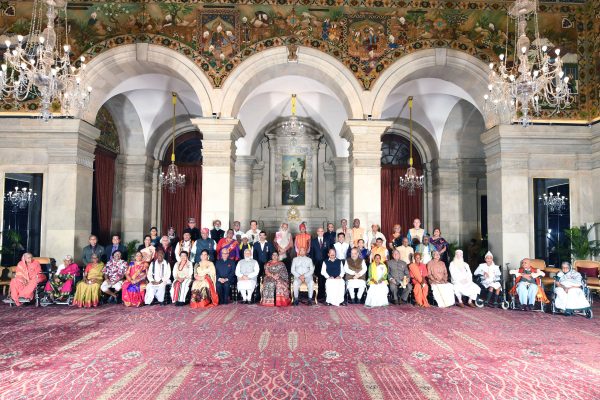 राष्ट्रपति और पीएम के साथ पद्म पुरस्कार विजेता