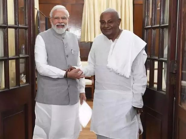 PM Modi Pics With Deve Gowda 