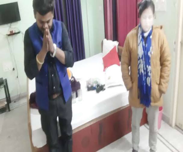 i-patna-oyo-hotel-bank-staff-and-his-girlfriend-is-having-fun-time-police-attested-him-liquor