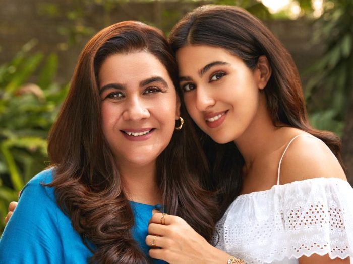 sara ali khan with her mother