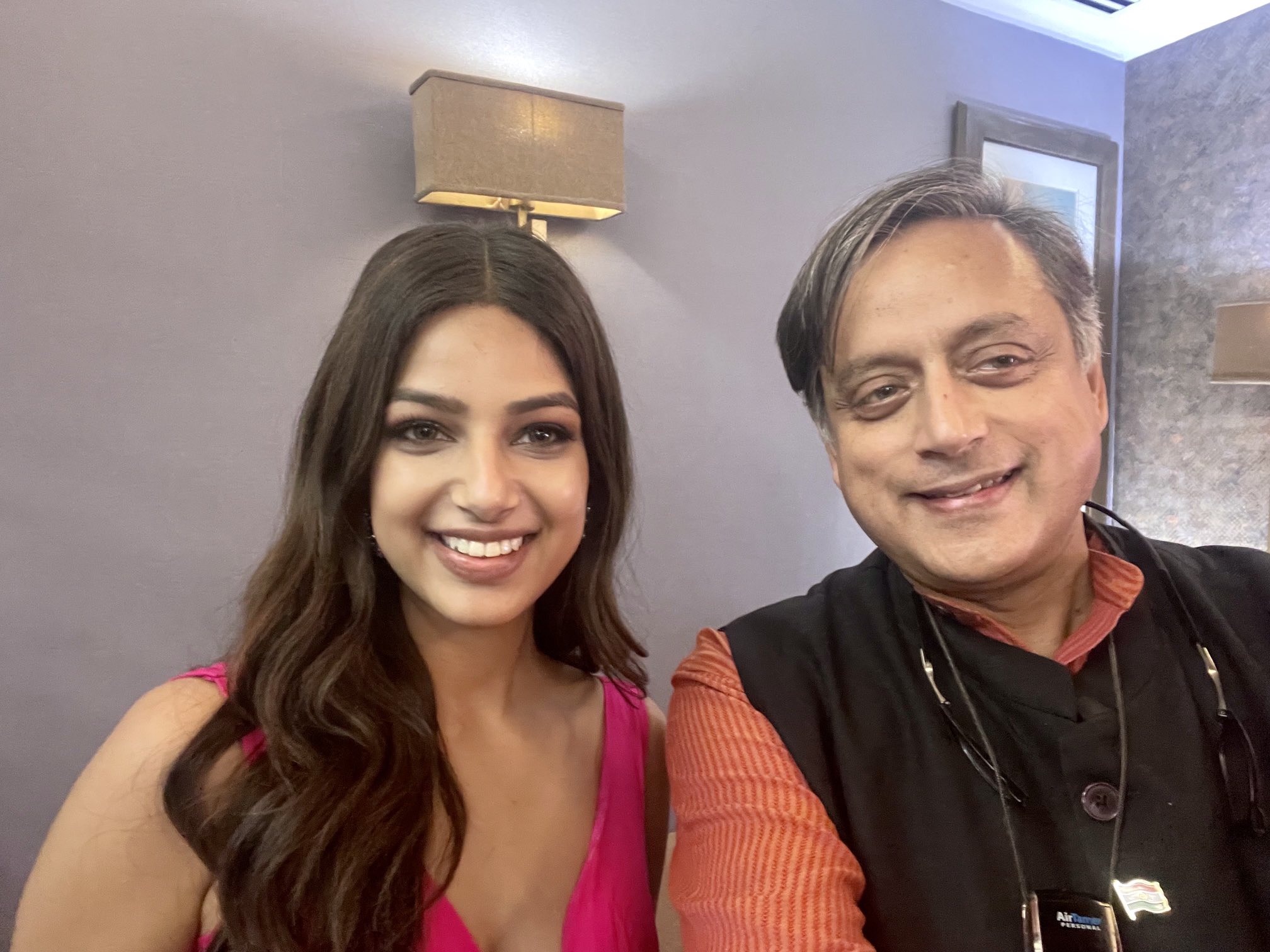 shashi tharoor with harnaaz kaur