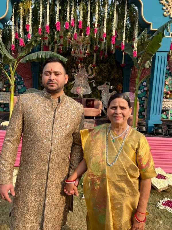 tejashwi-yadav family in wedding 