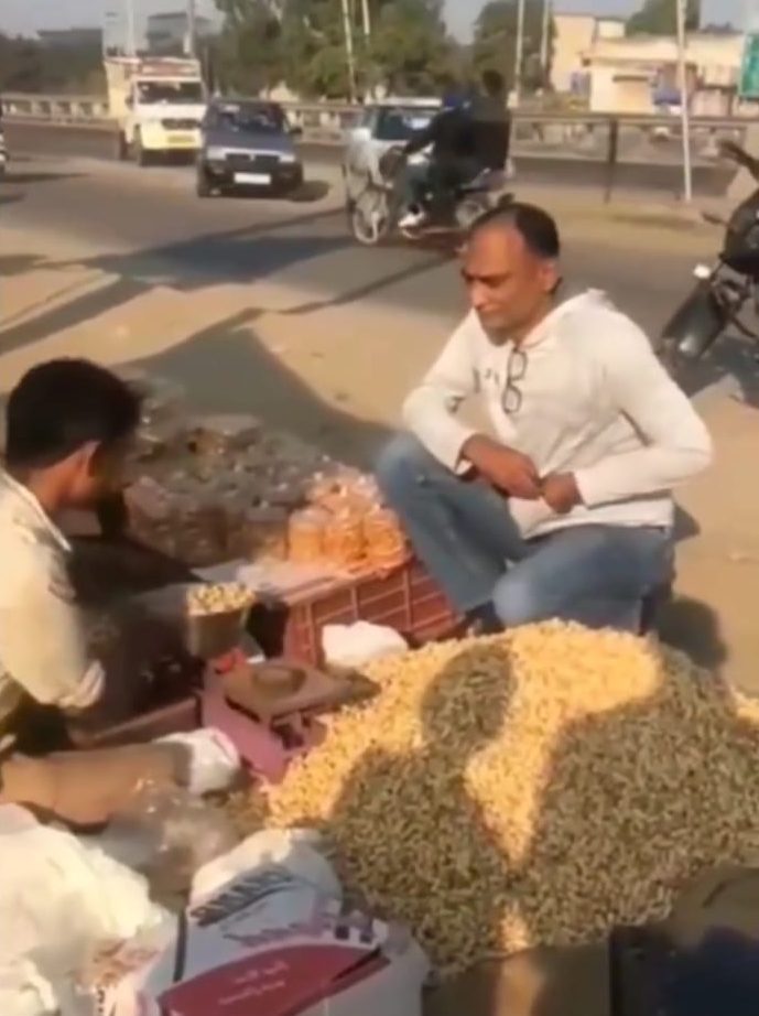 Funny Video Thief Try To Fool Peanut Seller