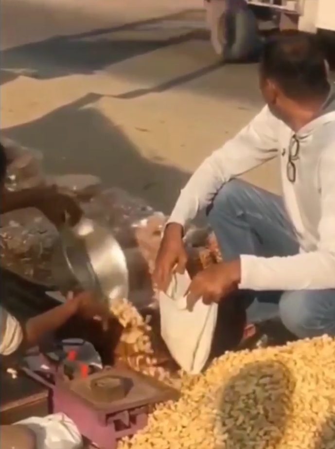 Funny Video Thief Try To Fool Peanut Seller