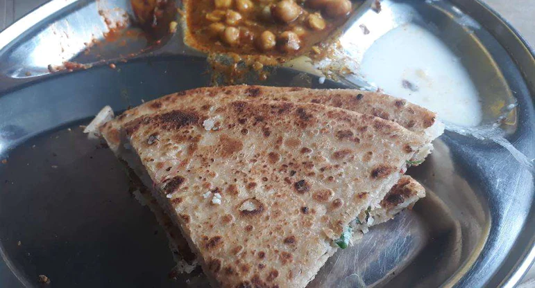 karigar split on roti in lucknow hotel