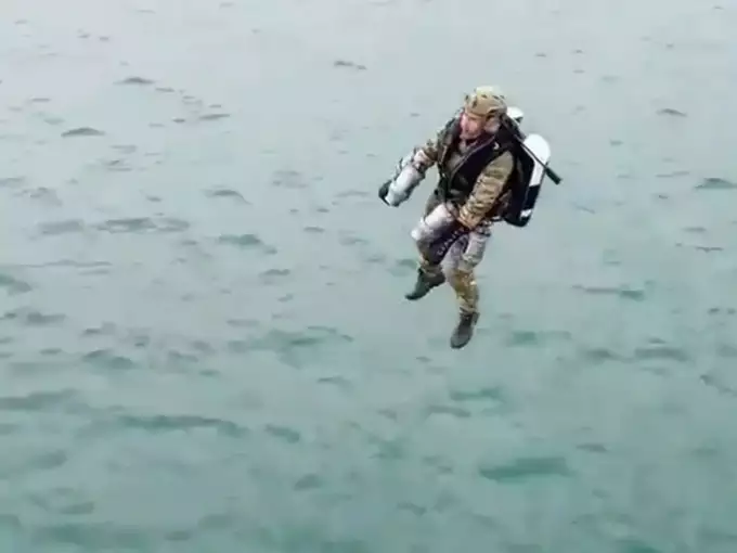 marine-fly-with-jetpack-video-will-shock-you