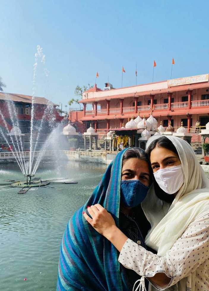 sara ali khan in khajrana mandir