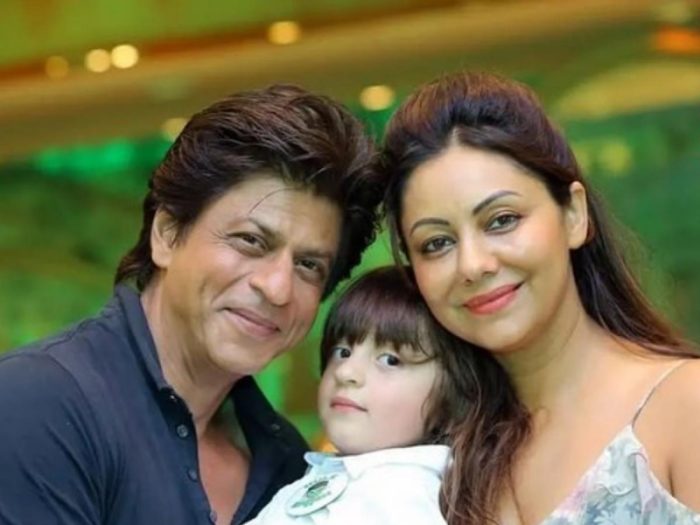 srk with abram khan and gauri khan